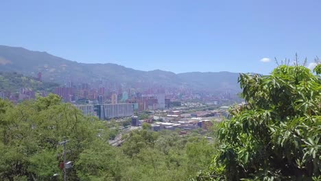 Increíble-Toma-De-Apertura-De-4k-Que-Muestra-La-Vista-De-Medellín-Desde-El-Pueblo-Paisa,-Cerro-Nutibara