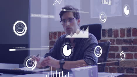 animación del procesamiento de datos financieros sobre el empresario caucásico en el cargo