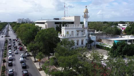 Aerial-push-in-to-the-el-Minaret-mansion-on-the-Paseo-de-Montejo-in-Merida,-Yucatan,-Mexico