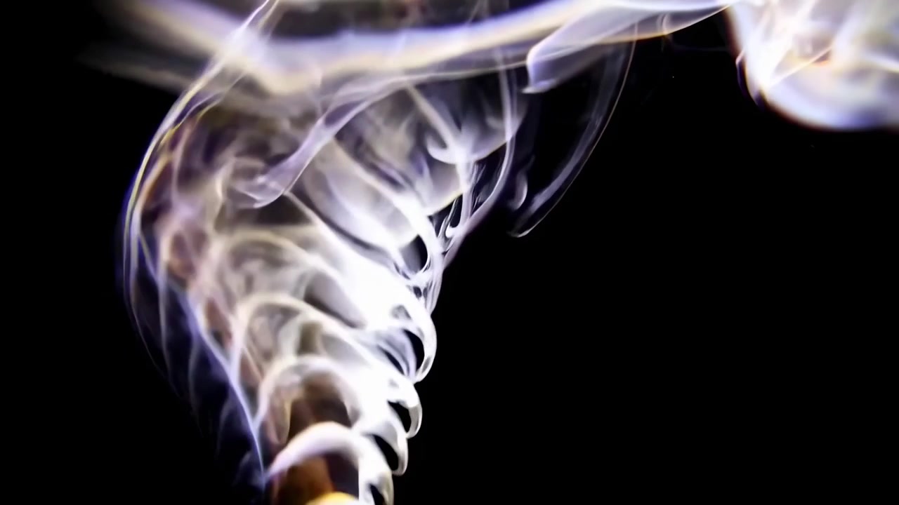 Abstract Fumo bianco che gira su uno sfondo nero