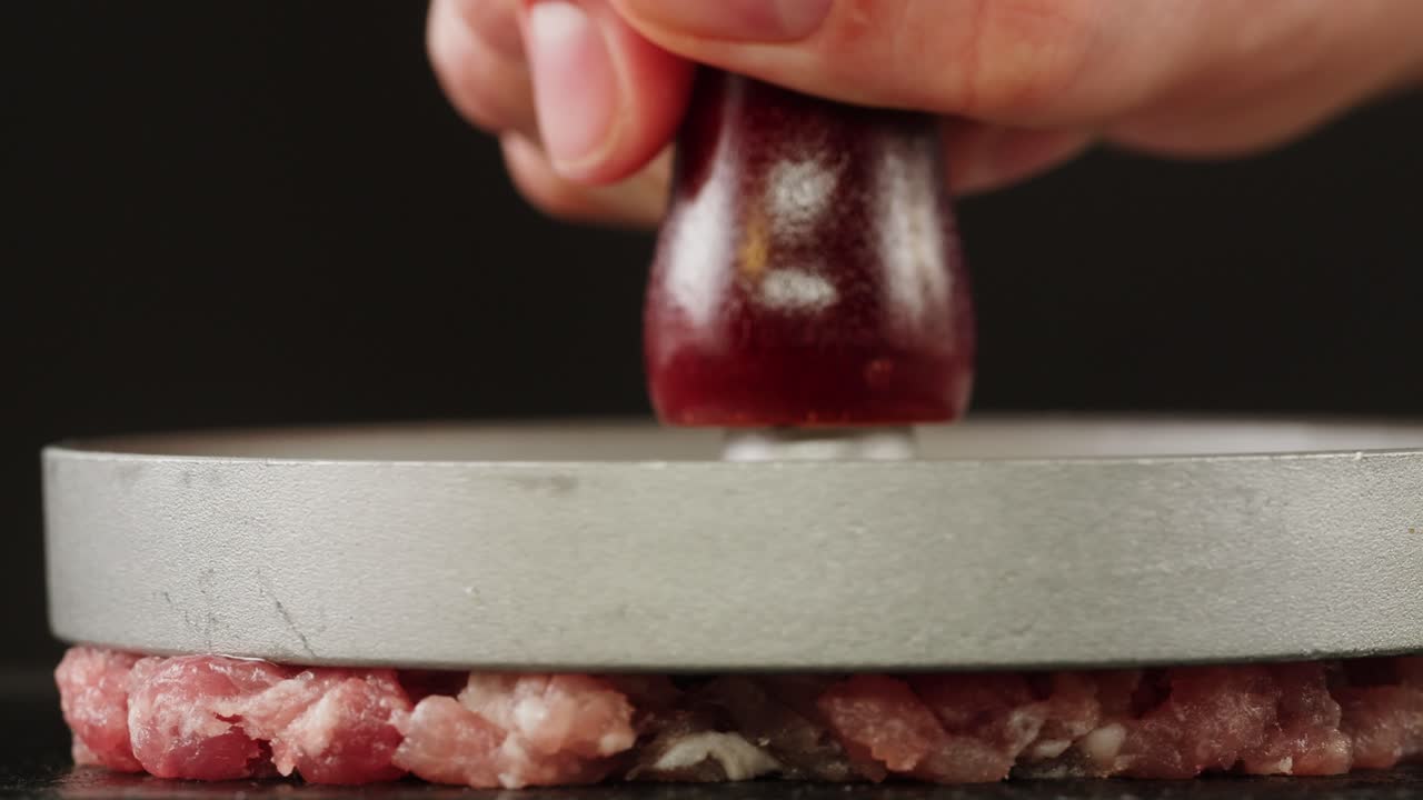 Préparation d'un steak haché pour hamburger