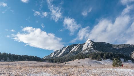 zeitraffer von wolken über den flatirons in boulder, co