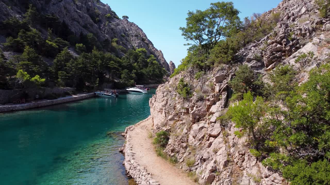 Splendida vista dell'insenatura di Zavratnica, popolare località balneare e paesaggio costiero panoramico.