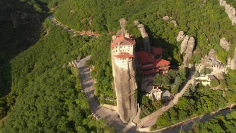 Monasterio-De-Roussanou,-Meteora,-Kalabaka,-Grecia.-Aéreo