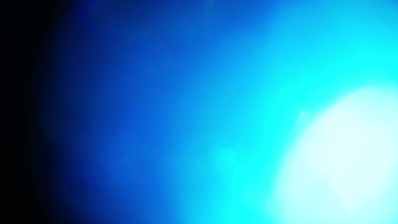 Transizione blu con fuga di luce e bagliore dell'obiettivo su sfondo nero
