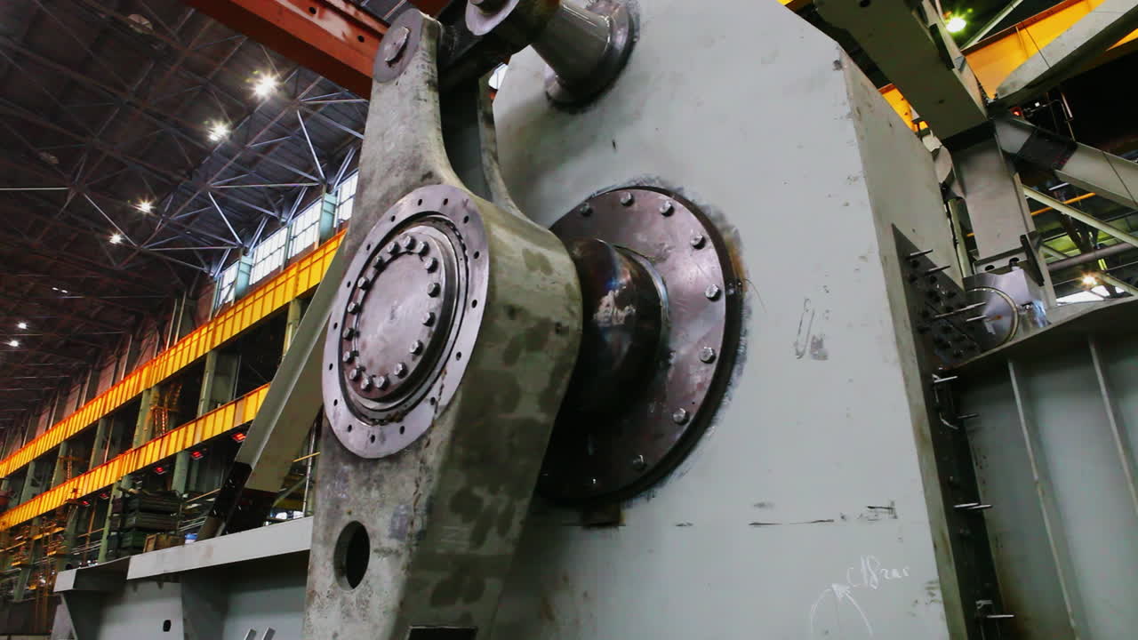 maquinaria industrial pesada en un entorno de fábrica