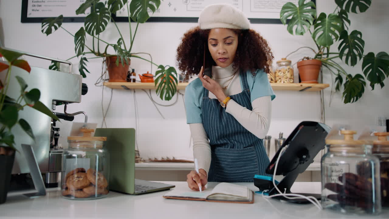mujer trabajando en una cafetería