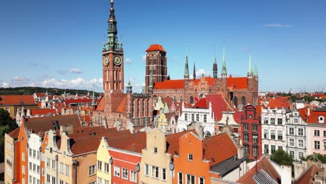 Maravillosa-Y-Antigua-Iglesia-Grande,-Hermoso-Centro-Histórico-De-La-Ciudad-Con-Muchas-Casas-Rojas-En-Gdansk,-Danzig,-Gdansk,-Polonia,-Europa,-Drone