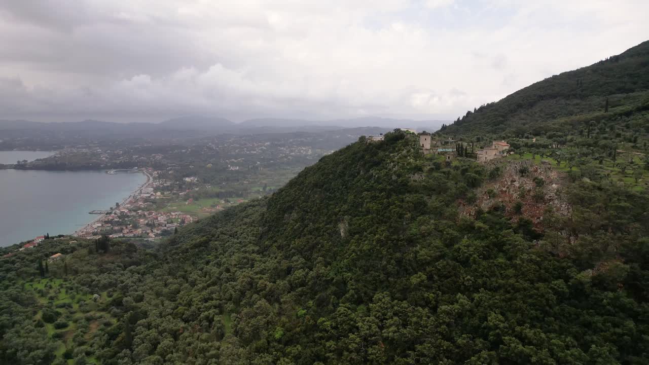 Ripresa frontale attraverso una valle verde in montagne nuvolose e boscose