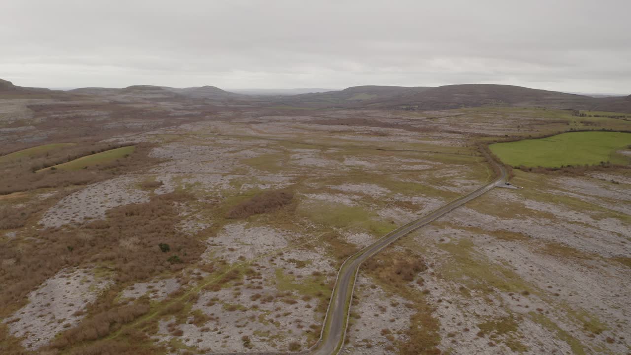 Tomada aérea dinâmica sobrevoando o Burren, cores de outono.