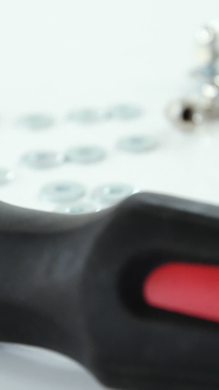 primer plano de destornillador y tornillos