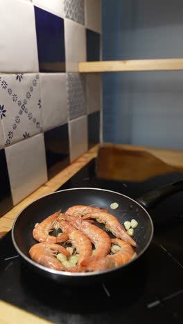 cocinar camarones en una sartén