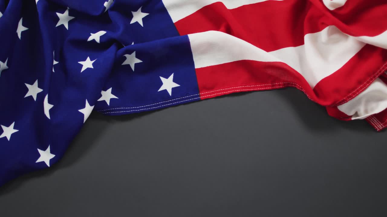 bandera americana arrugada con estrellas y rayas sobre un fondo gris