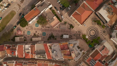 Ojo-De-Pájaro-Aéreo-Vista-De-Arriba-Hacia-Abajo-De-La-Plaza-Gil-Eanes-En-Lagos,-Algarve,-Portugal,-Drone-Levantándose,-Día