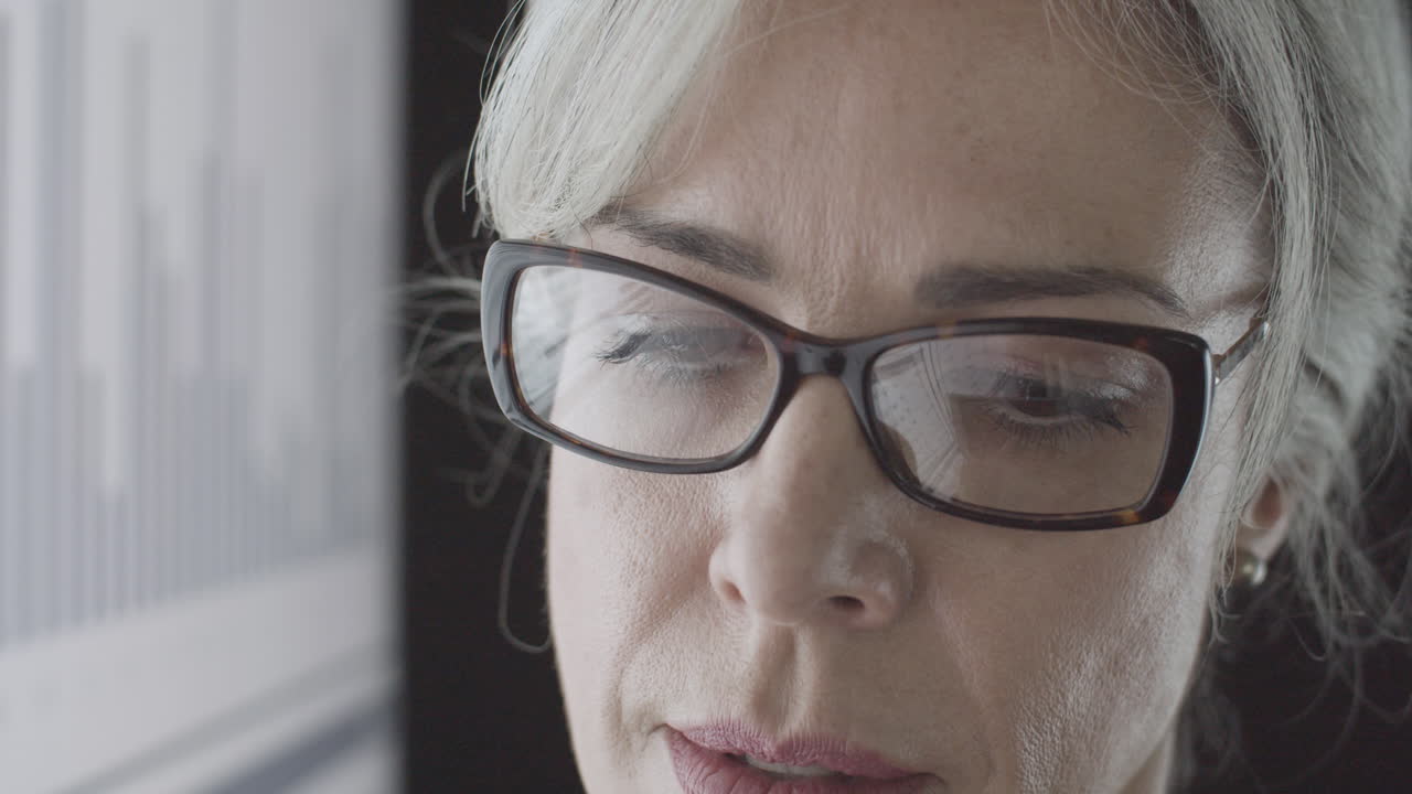 profesional de negocios femenino enfocado en gafas