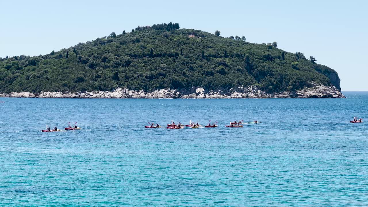 크로아티아 두브로브니크에서 그들의 지도자를 따르는 바다 카약의 큰 그룹의 긴 사진
