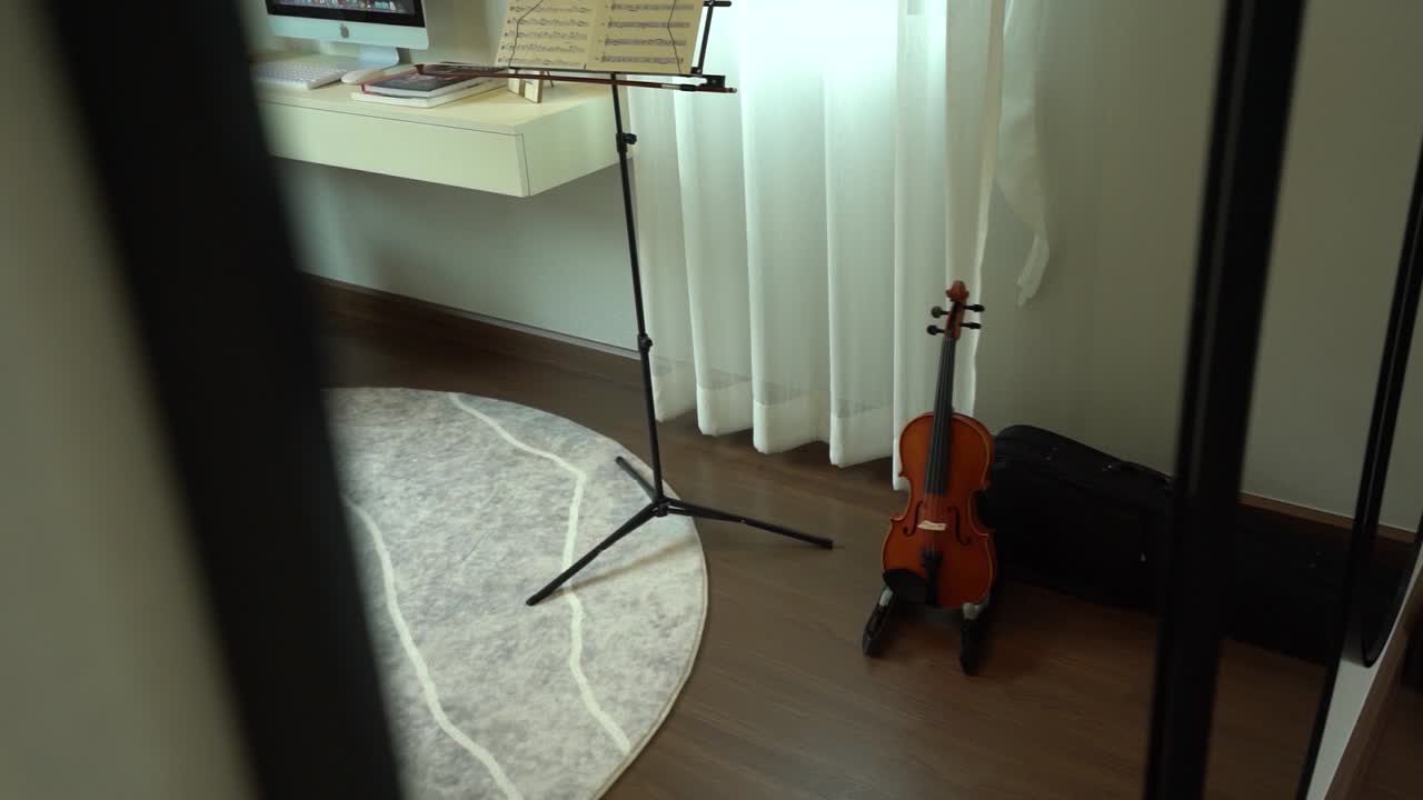 imágenes de violín en el suelo en una habitación decorada con estilo, medio