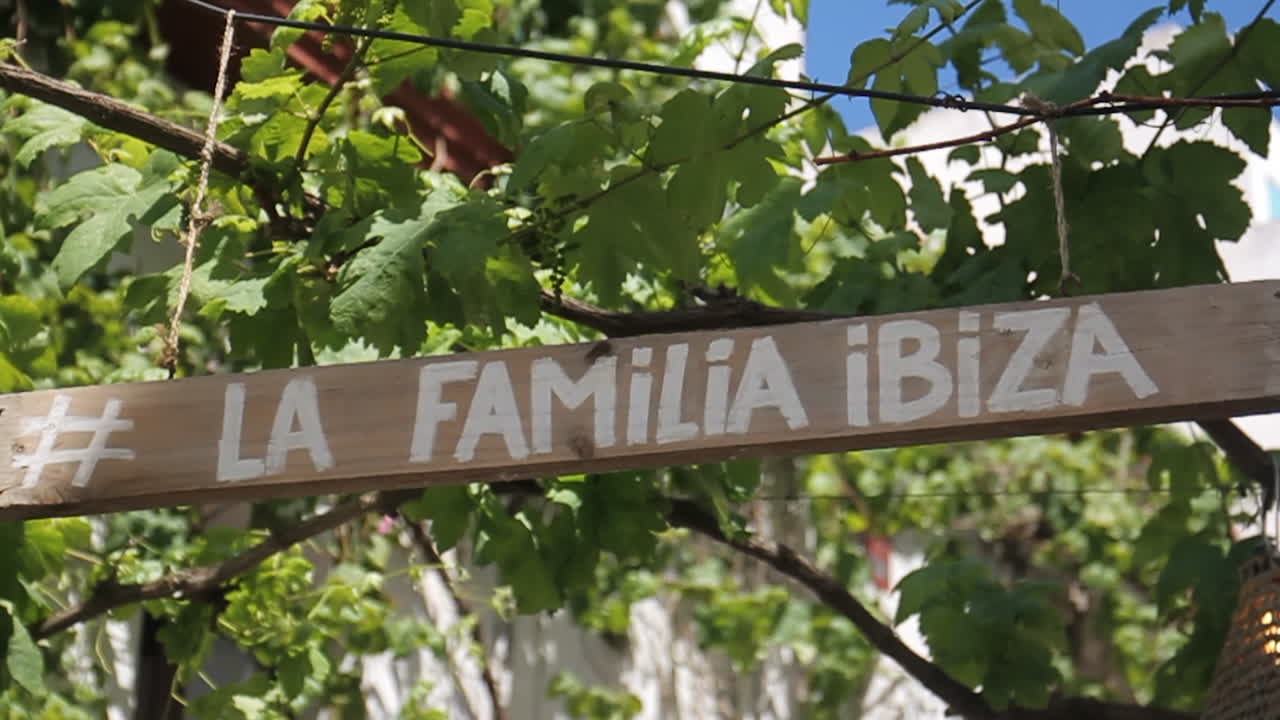 La Familia Ibiza Sign