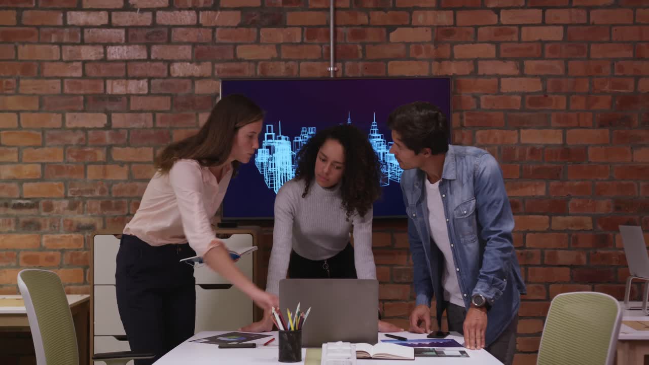 empresarios creativos que trabajan en oficinas modernas