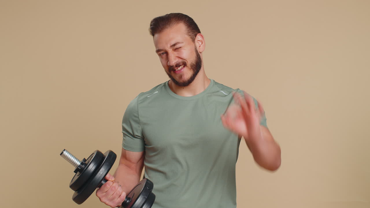 atleta deportista hombre mirando a la cámara mostrando ok gesto como señal retroalimentación positiva celebrar