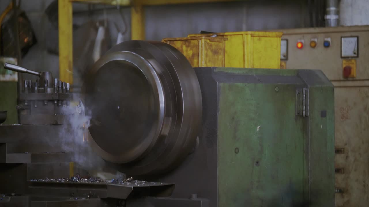 산업 공장에서 기계는 금속 또는 강철을 는 작업을 수행합니다. 개념 산업 기계 및 엔지니어링