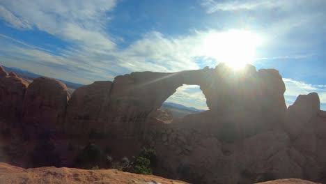 Lapso-De-Tiempo-De-Nubes-Pasando-Rápidamente-Sobre-Arcos-De-Roca