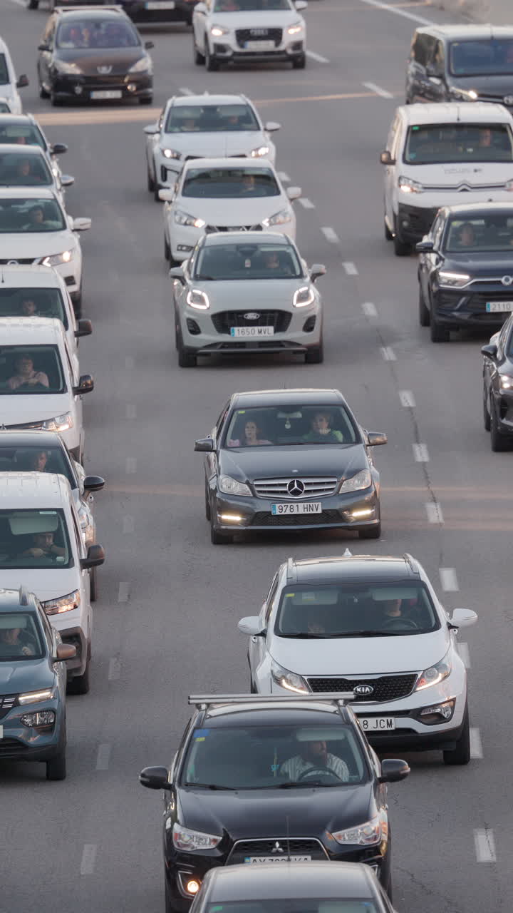 Trafik på en motorvej i Barcelona i myldretiden om aftenen i lodret format