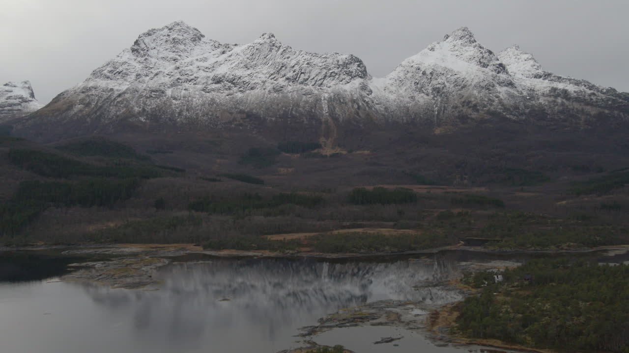 espléndido paisaje de montaña noruega - toma aérea