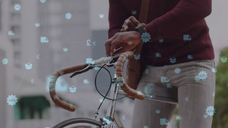 animación de redes con iconos digitales sobre el hombre comprobando el tiempo con bicicleta en la ciudad