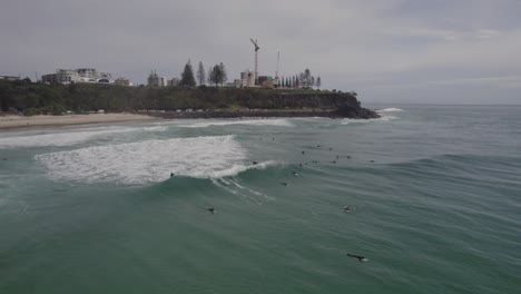 Sitio-De-Construcción-En-Cabezas-De-Tweed-Con-Surfistas-En-El-Paisaje-Marino-En-Primer-Plano