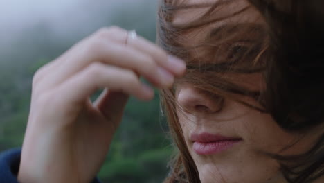 retrato de una hermosa mujer sonriendo disfrutando de un tranquilo campo explorando la libertad en vacaciones aventura de viaje con el viento soplando el cabello