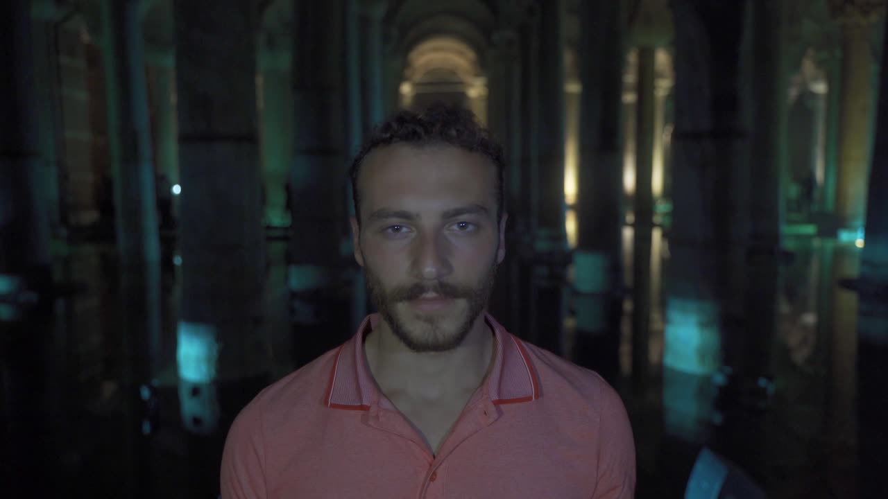 el turista que mira a la cámara está sonriendo.