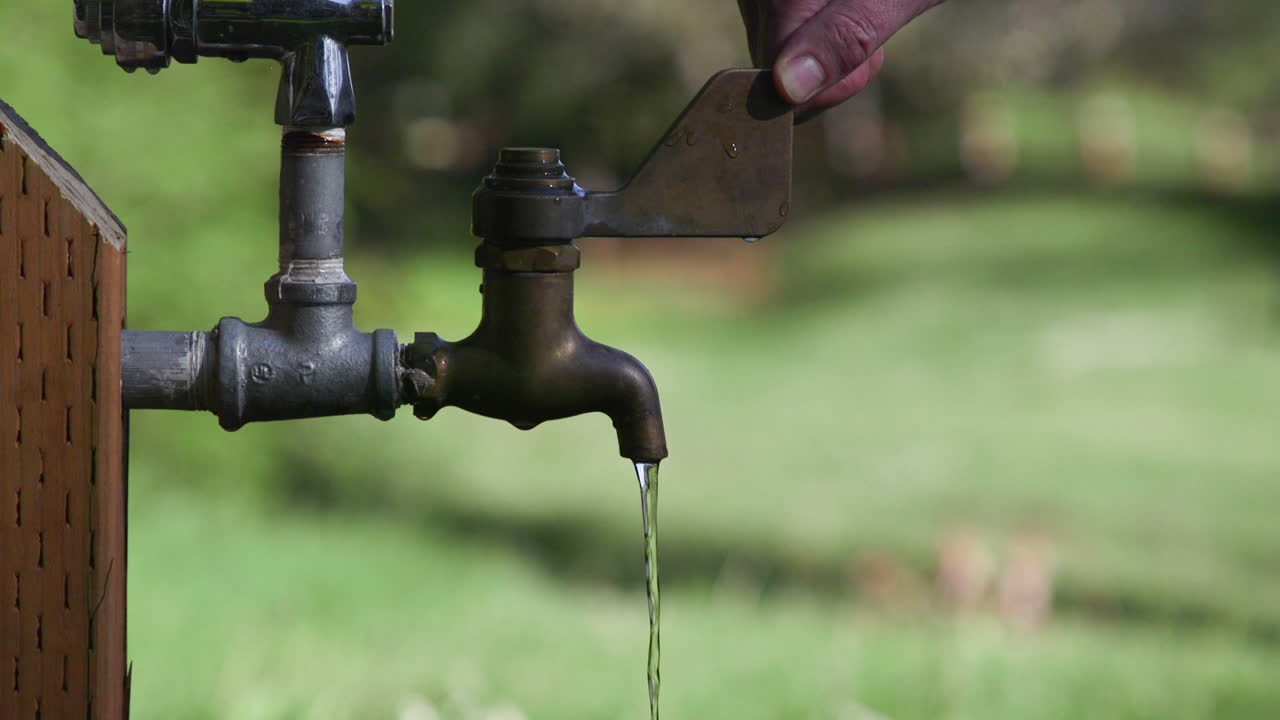 grifo de agua al aire libre en el parque
