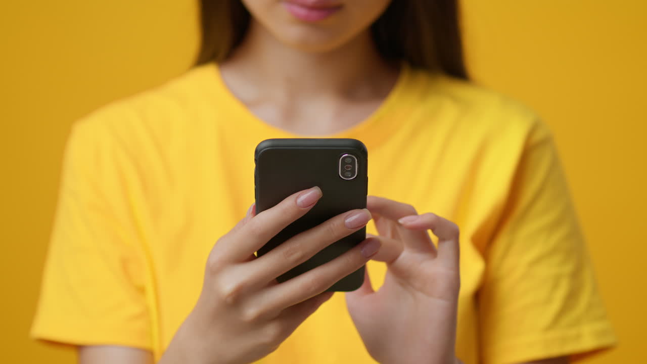 스마트 폰을 사용하는 여성