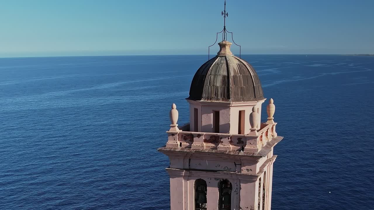 Vista di una vecchia torre vicino al mare in Corsica, Francia, con tempo sereno