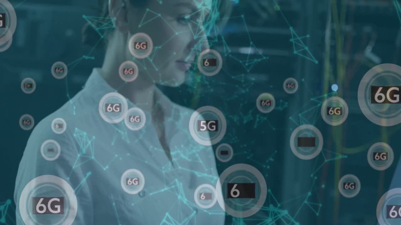 animación de la red de conexiones e íconos sobre las mujeres caucásicas