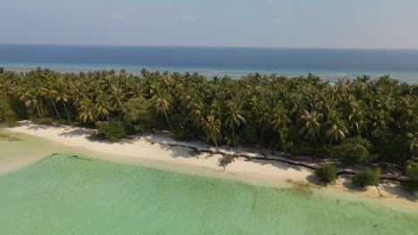 Panorama-De-Una-Isla-Verde-Rodeada-De-Agua-Con-Arena-Amarilla-Y-Una-Playa