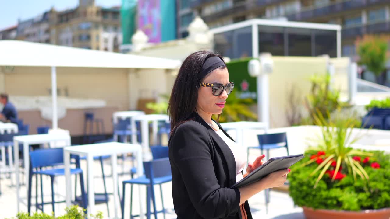 Mulher de negócios com tablet em um café na praia