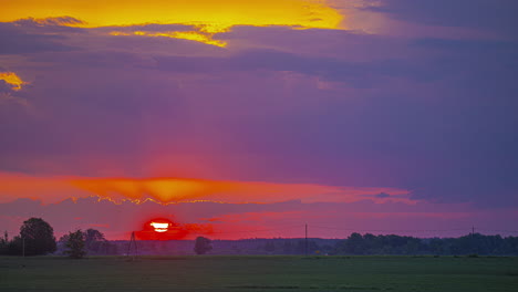 Toma-De-Timelapse-Del-Amanecer-Sobre-El-Horizonte-Y-Luego-Desapareciendo-Entre-Nubes-Oscuras-Durante-La-Mañana