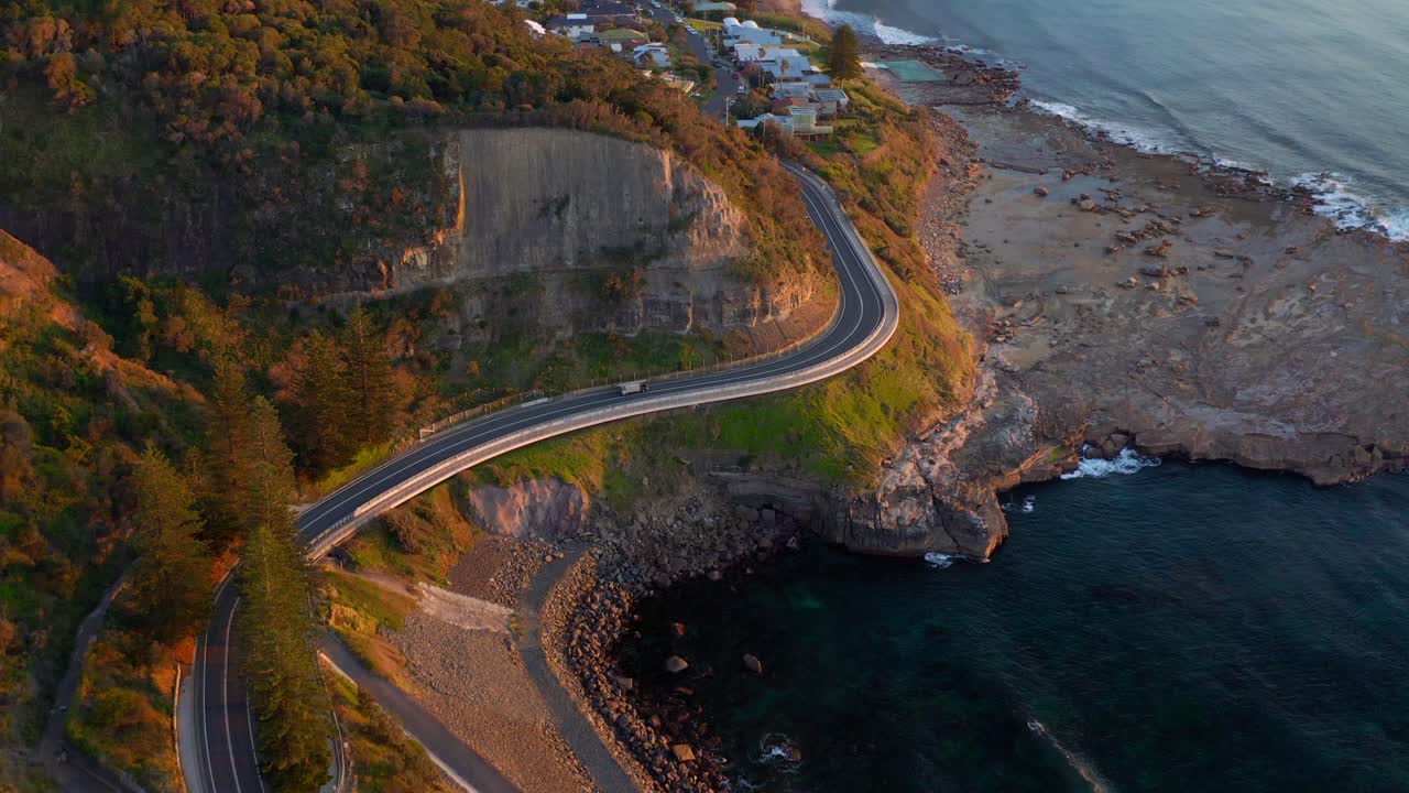 puente del acantilado del mar a lo largo del grand pacific drive en nueva gales del sur, australia - toma aérea de drones