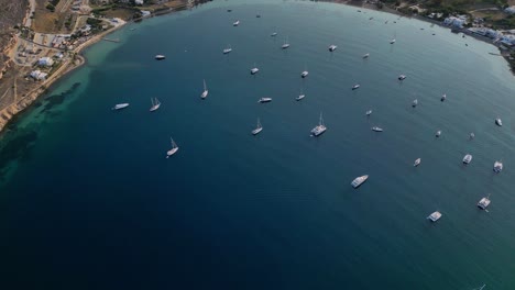 fotografía aérea de la ciudad y puerto de parikia en la isla de paros, una de las muchas islas de las cícladas en el mar egeo