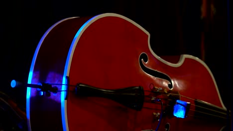 contrabajo rojo en el escenario