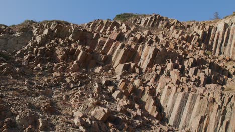 una gran montaña rocosa