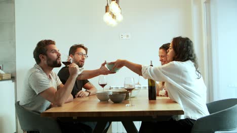 disparo en cámara lenta de amigos hablando mientras beben vino tinto