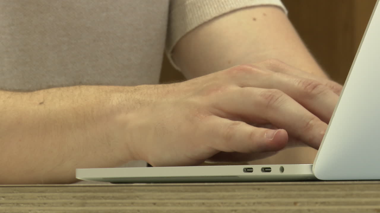 노트북 작업을 하는 사람