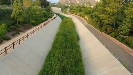 Stevenson-Ranch,-Hochwasserschutzkanal-In-Kalifornien