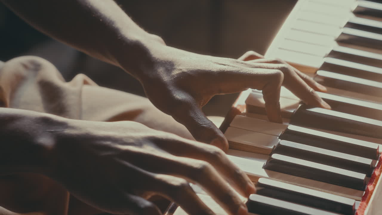 손 피아노 연주