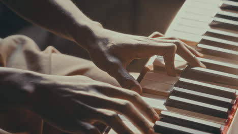 manos tocando el piano