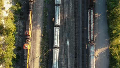 Video-De-Drone-De-Arriba-Hacia-Abajo-Del-Tren-Bajando-Por-Las-Vías