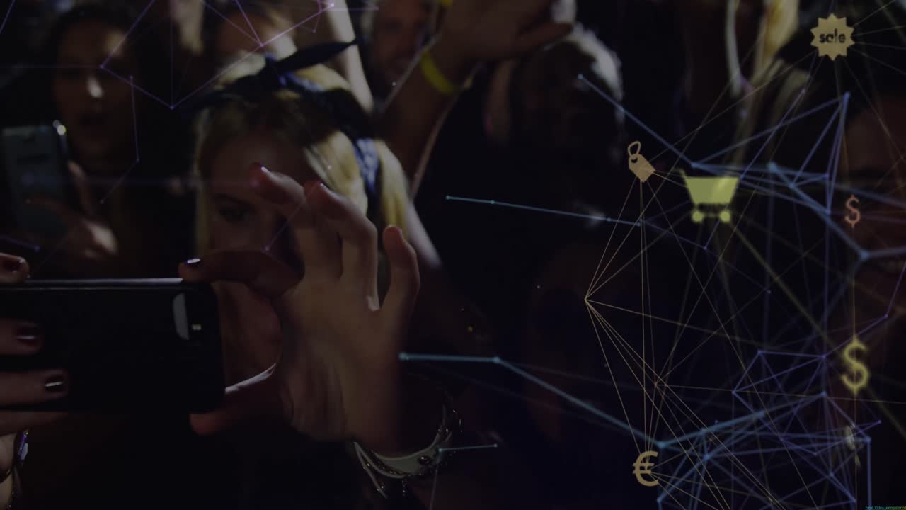 animación de conexiones de con iconos sobre las manos de diversas personas en concierto